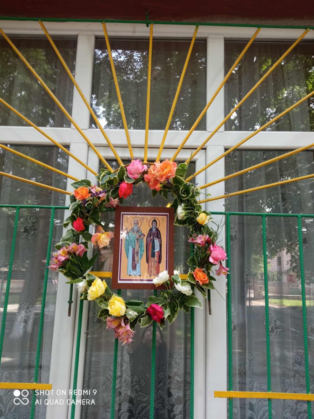 Ний им славим имената, днес на Солунските братя. Те за нас са много мили, буквите са ни дарили!